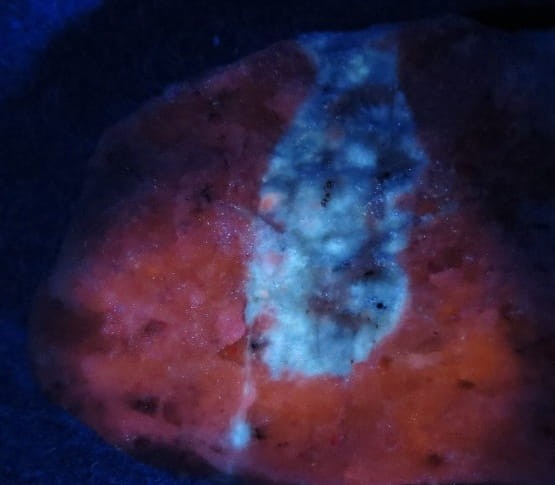 sodalit Boliwia - fluorescencja UV