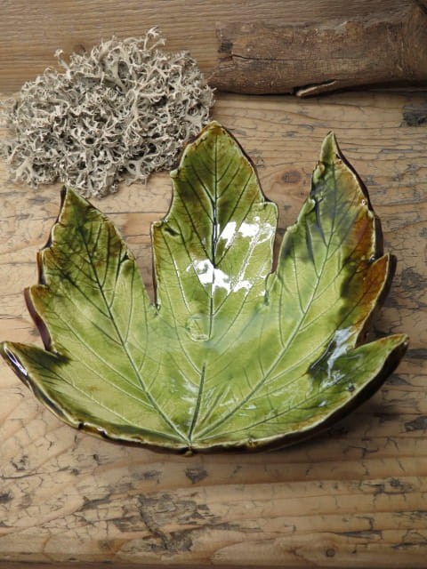 Ceramiczny talerzyk – liść w zieleni i brązie