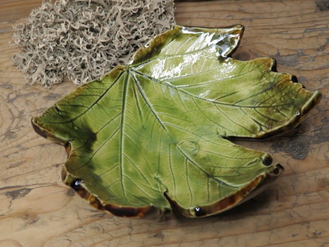Ceramiczny talerzyk – liść w zieleni i brązie