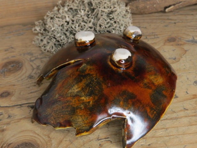 Ceramiczny talerzyk – liść w zieleni i brązie