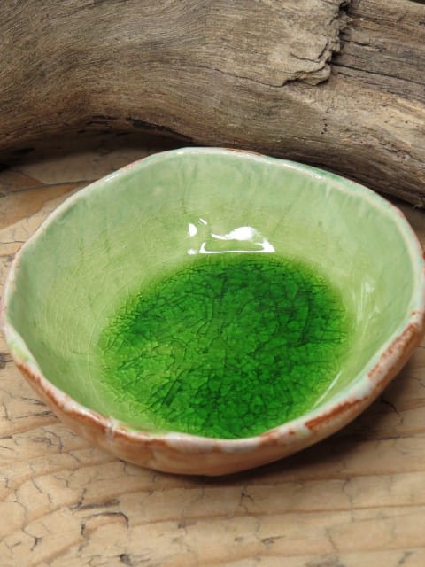 Mała miseczka ceramiczna seledynowa — widok z góry, efekt crackle.