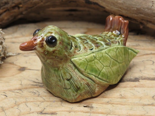 Ręcznie wykonany ptaszek ceramiczny – zielone szkliwo, brązowe akcenty.