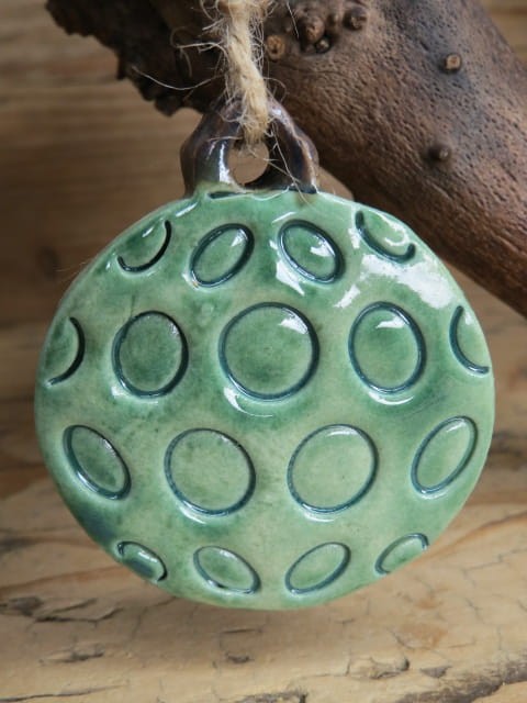 Ceramiczna bombka w zielonym szkliwie – ręcznie robiona zawieszka świąteczna.
