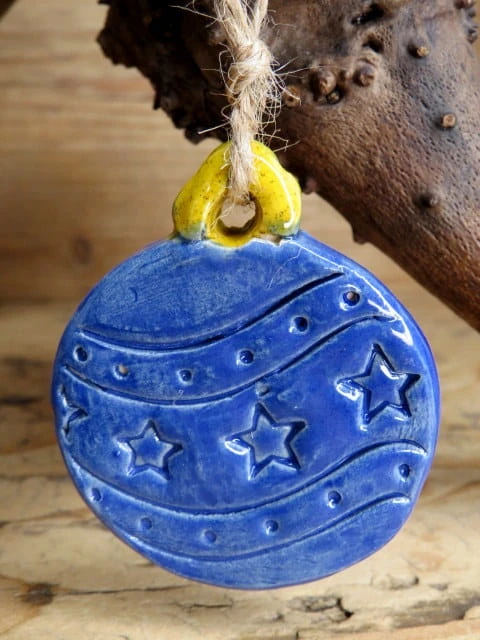 Chabrowa ceramiczna bombka w gwiazdki – ręcznie robiona zawieszka.