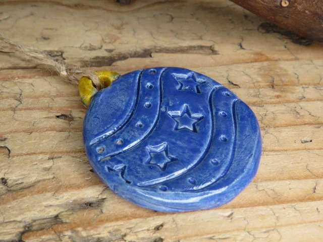 Ozdoba świąteczna handmade – chabrowa bombka z motywem gwiazdek.