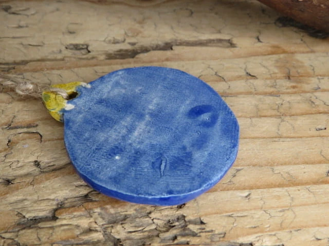 Ręcznie wykonana bombka ceramiczna chabrowa – tył.
