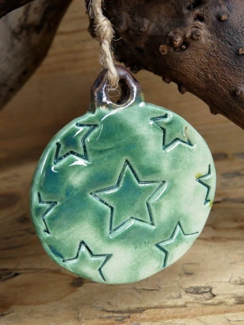 Zielona ceramiczna bombka w gwiazdki – ręcznie robiona zawieszka świąteczna.