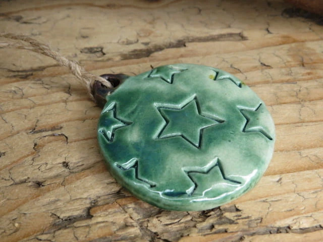 Ręcznie wykonana zielona bombka z ceramiki