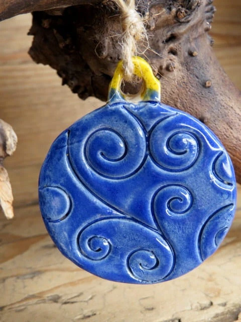 Chabrowa ceramiczna bombka z finezyjnymi ornamentami – ręcznie robiona ozdoba świąteczna.