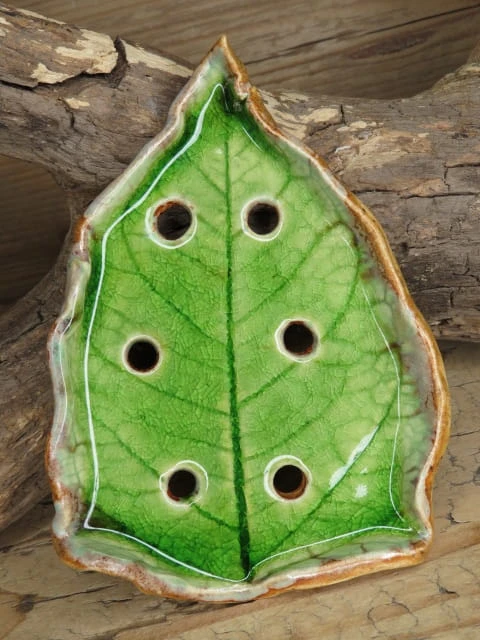 Ceramiczna mydelniczka w kształcie liścia – zielone szkliwo crackle.
