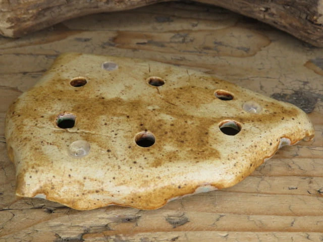 Mydelniczka liść z ceramiki – silikonowe nóżki chroniące blat.