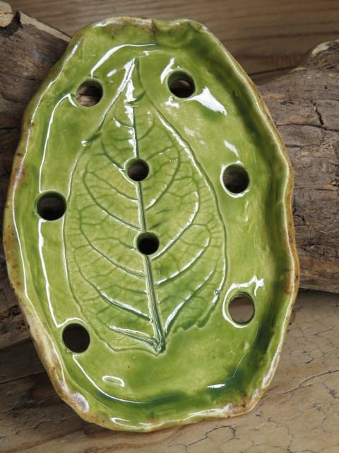 Ceramiczna mydelniczka z odbitym liściem – pistacjowo-zielone szkliwo