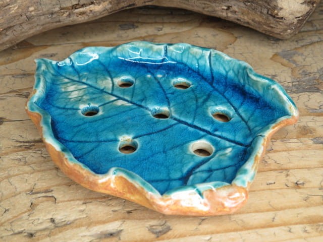 Funkcjonalna i dekoracyjna mydelniczka ceramiczna – niebieski liść handmade.