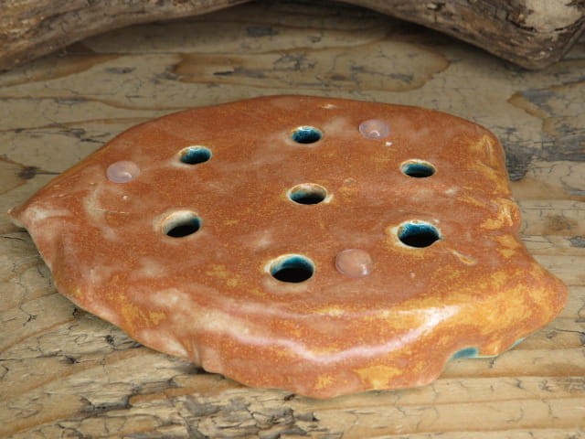 Mydelniczka liść z ceramiki – silikonowe nóżki chroniące blat.