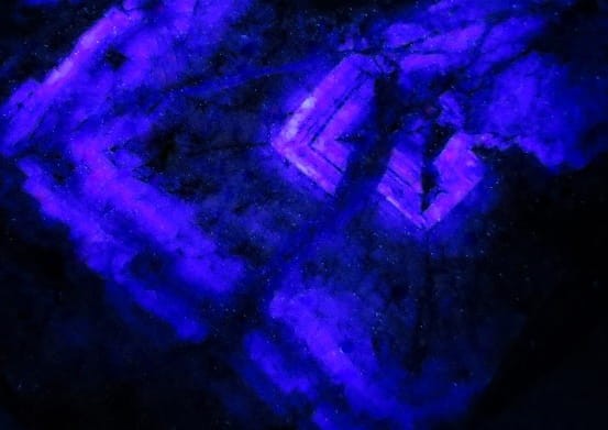 Okaz fluorytu o pięknej, fioletowej barwie, reagujący fluorescencją na światło UV.