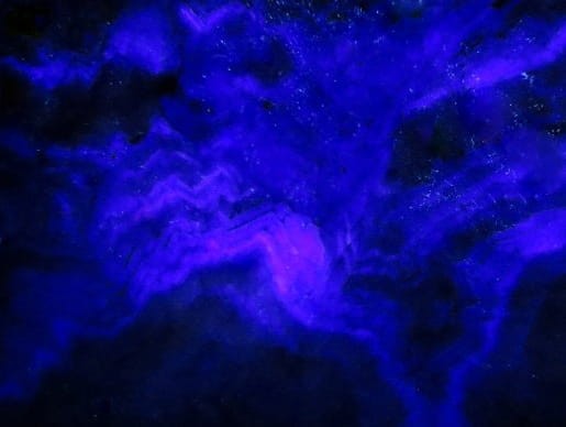 Fioletowy fluoryt prezentujący efekt fluorescencji UV
