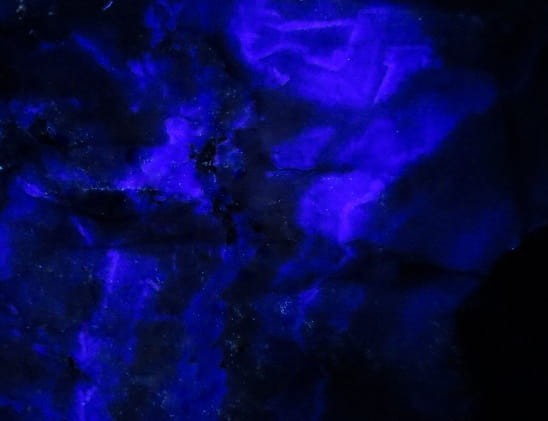 Piękny fluoryt w barwie fioletu, który pod promieniami UV rozświetla się fluorescencją.