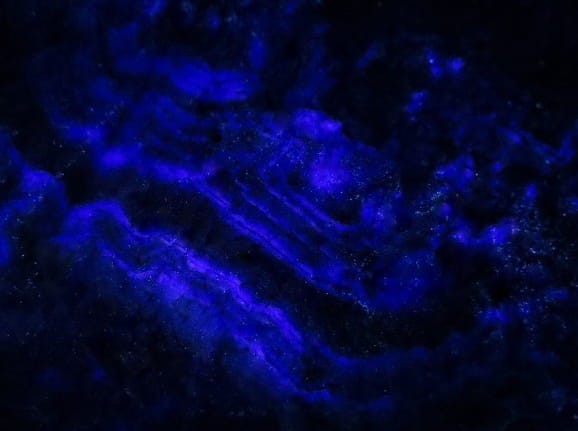 Fioletowy fluoryt wykazujący intensywną fluorescencję pod światłem UV
