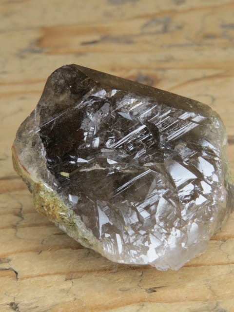 Kwarc dymny z naturalnie zregenerowaną ścianą kryształu – okaz kolekcjonerski