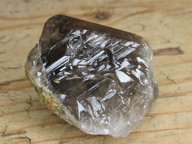 Kwarc dymny z naturalnie zregenerowaną ścianą kryształu – okaz kolekcjonerski