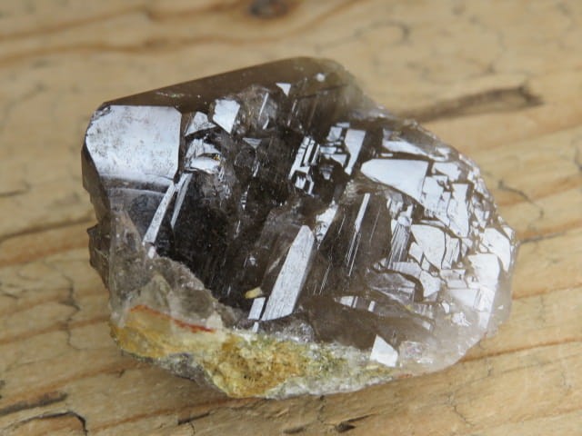 Kwarc dymny z naturalnie zregenerowaną ścianą kryształu – okaz kolekcjonerski