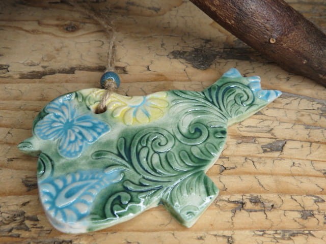 Ręcznie robiona zawieszka ceramiczna – motyw ptaszka