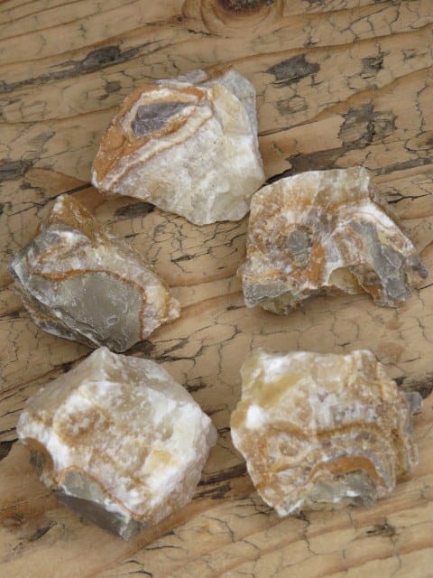 Bryłki aragonitu naciekowego – naturalny minerał kolekcjonerski.