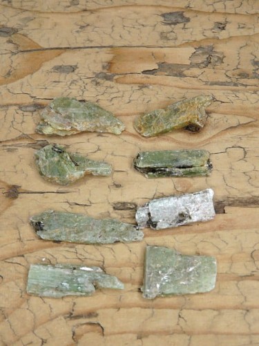 Dysten (cyanit, kyanit, cyjanit) – zielony minerał kolekcjonerski.