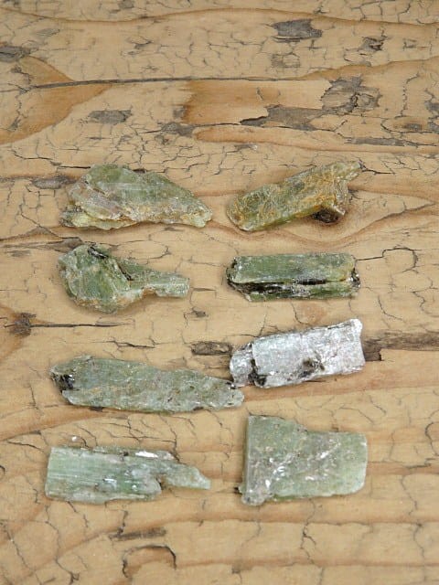 Dysten (cyanit, kyanit, cyjanit) – zielony minerał kolekcjonerski.