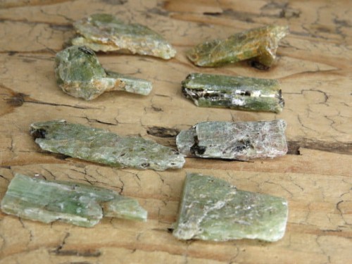 Dysten (cyanit, kyanit, cyjanit) – zielony minerał kolekcjonerski.