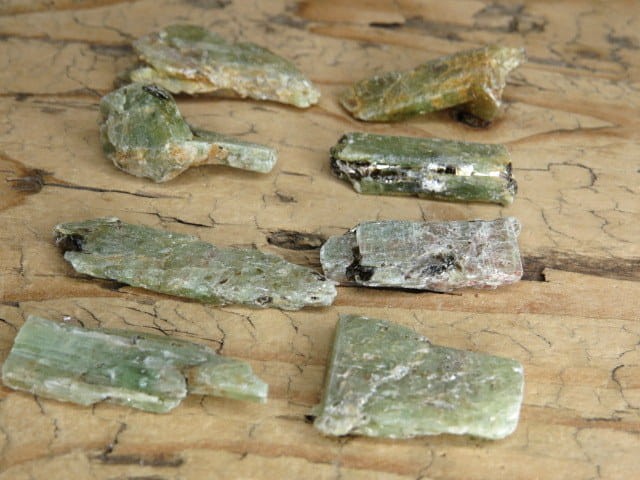 Dysten (cyanit, kyanit, cyjanit) – zielony minerał kolekcjonerski.