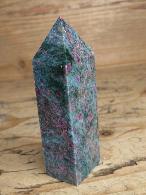 rubiny w cjanicie UV - obelisk