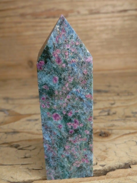 rubiny w cjanicie UV - obelisk