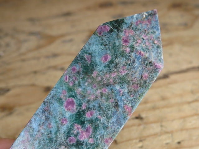 rubiny w cjanicie UV - obelisk