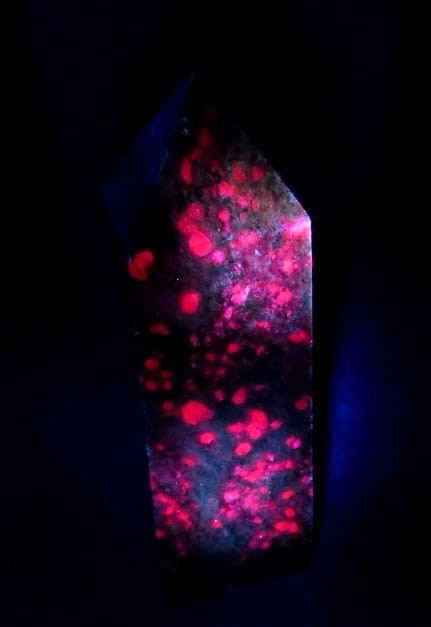 rubiny w cjanicie UV - obelisk