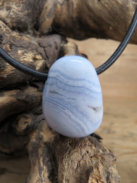 chalcedon błękitny - agat niebieski na rzemieniu