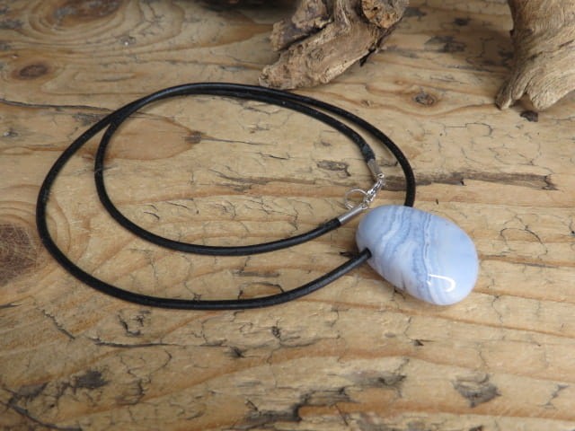 chalcedon błękitny - agat niebieski na rzemieniu