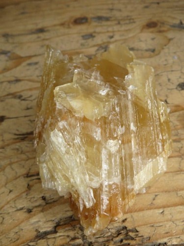 Kalcyt – naturalny minerał kolekcjonerski wykazujący fluorescencję w świetle UV. Zdjęcie przedstawia sprzedawany okaz.