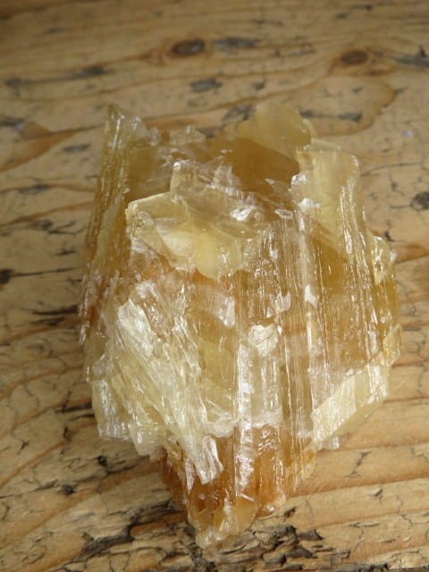 Kalcyt – naturalny minerał kolekcjonerski wykazujący fluorescencję w świetle UV. Zdjęcie przedstawia sprzedawany okaz.