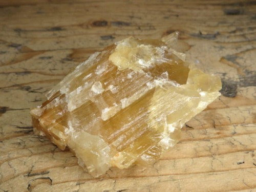 Kalcyt – naturalny minerał kolekcjonerski wykazujący fluorescencję w świetle UV.