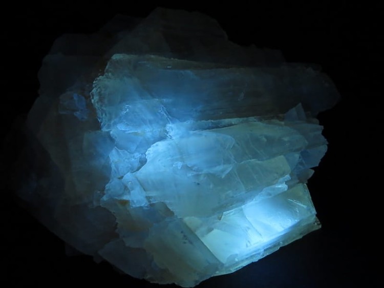 Kalcyt – naturalny minerał kolekcjonerski wykazujący fluorescencję w świetle UV.