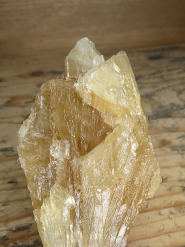 Kalcyt – naturalny minerał kolekcjonerski wykazujący fluorescencję w świetle UV.