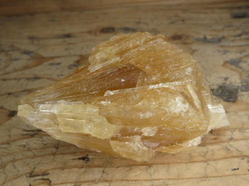 Kalcyt – naturalny minerał kolekcjonerski wykazujący fluorescencję w świetle UV.