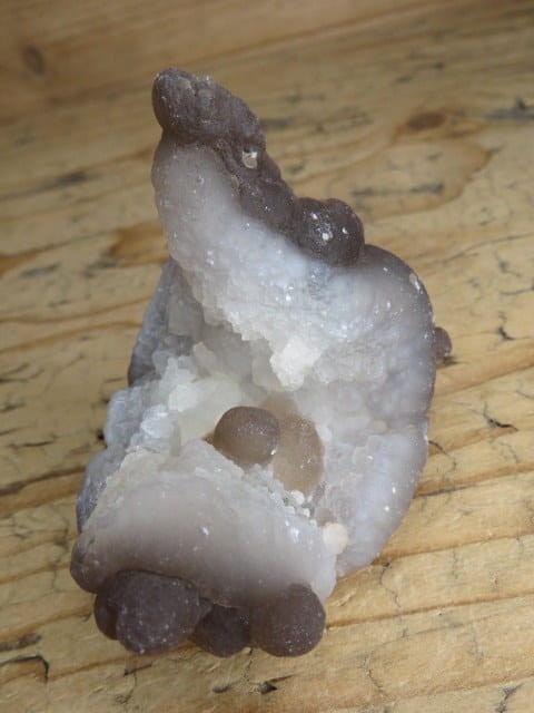 Chalcedon – naturalna konkrecja z Maroka o nieregularnym kształcie, wykazująca fluorescencję w świetle UV.