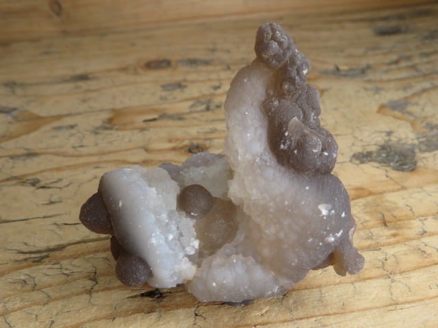 Chalcedon – naturalna konkrecja z Maroka o nieregularnym kształcie, wykazująca fluorescencję w świetle UV.
