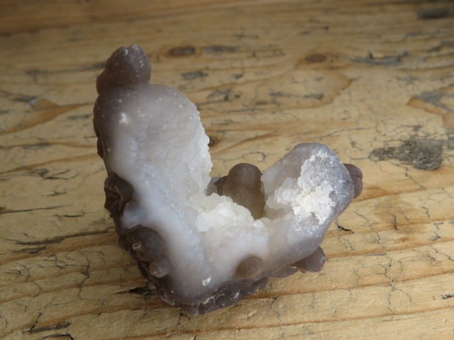 Chalcedon – naturalna konkrecja z Maroka o nieregularnym kształcie, wykazująca fluorescencję w świetle UV.