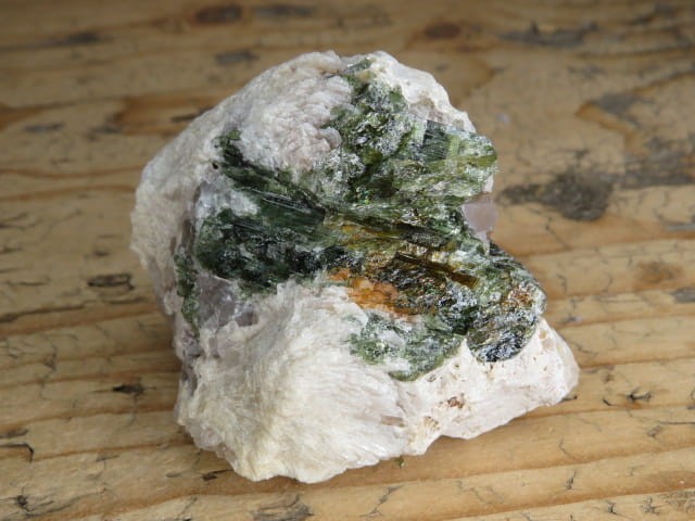 Turmalin zielony (werdelit) na kwarcu – naturalny okaz kolekcjonerski o szklistym połysku.