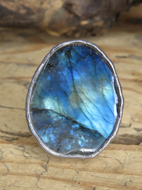 Pierścionek z labradorytu – kamień intuicji i ochrony | Ręcznie robiony