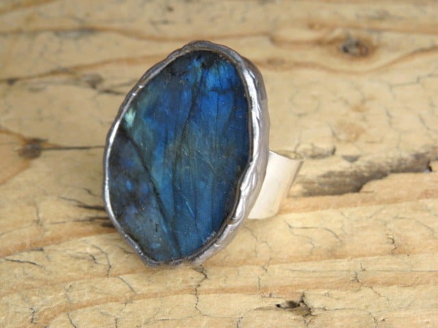 Pierścionek z labradorytu – kamień intuicji i ochrony | Ręcznie robiony