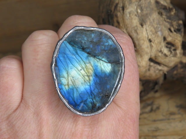 Pierścionek z labradorytu – kamień intuicji i ochrony | Ręcznie robiony